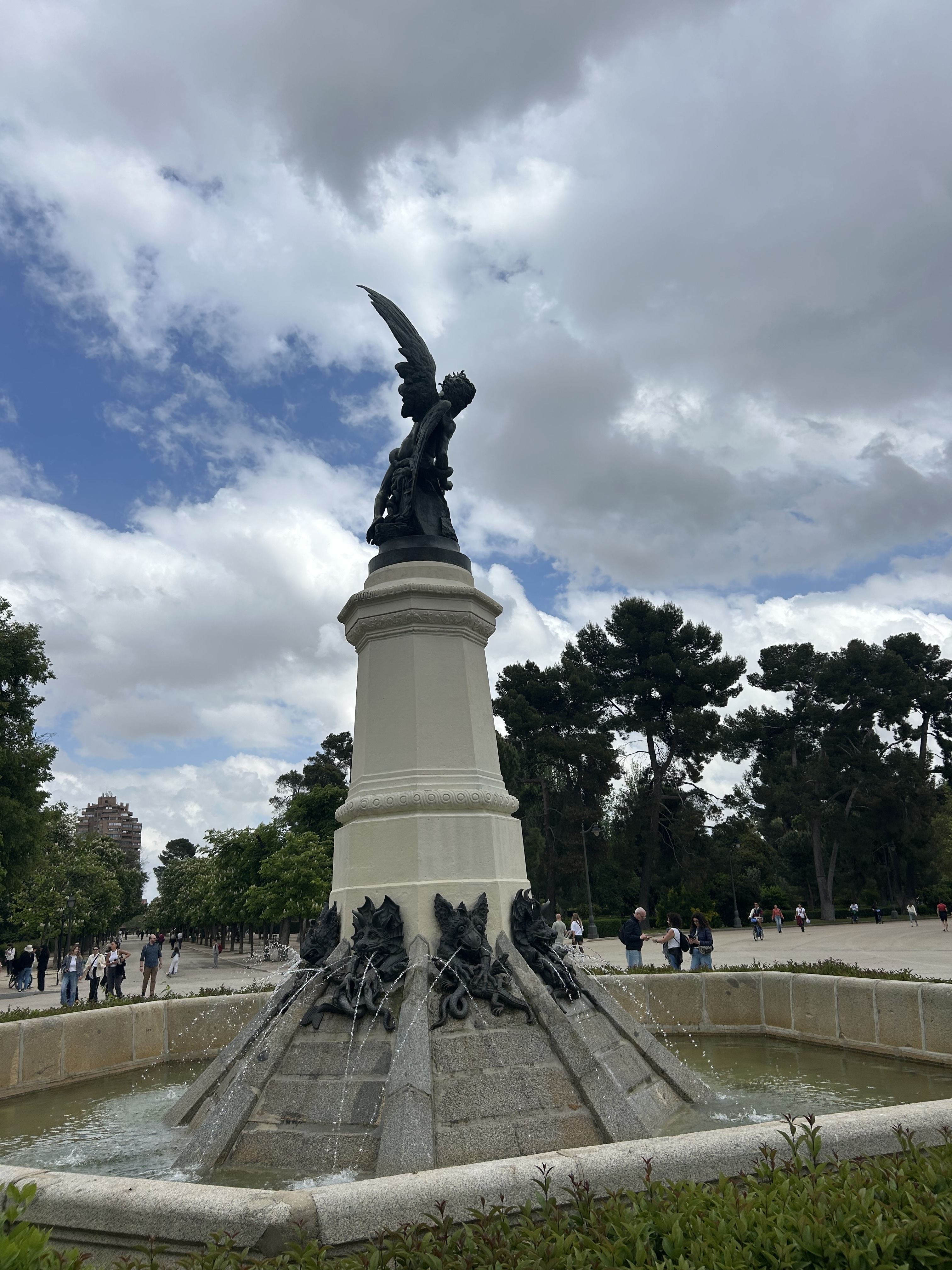 the statue of the fallen angel surrounded by water in the centre of Retiro Park